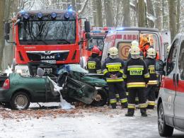 Wypadek na drodze Turawa-Marszałki. Samochód uderzył w drzewo