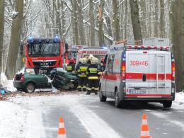 Wypadek na drodze Turawa-Marszałki. Samochód uderzył w drzewo