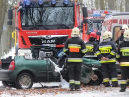 Wypadek na drodze Turawa-Marszałki. Samochód uderzył w drzewo