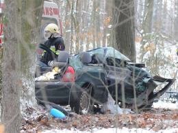 Wypadek na drodze Turawa-Marszałki. Samochód uderzył w drzewo