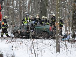 Wypadek na drodze Turawa-Marszałki. Samochód uderzył w drzewo