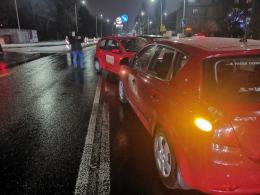 Policja szuka kierowcy, który uderzył w dwa auta i uciekł z miejsca zdarzenia