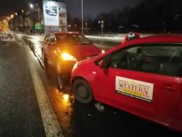Policja szuka kierowcy, który uderzył w dwa auta i uciekł z miejsca zdarzenia