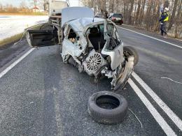 Poważny wypadek przed Zawadą. Zderzenie ciężarówki i osobówki