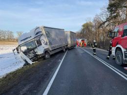 Poważny wypadek przed Zawadą. Zderzenie ciężarówki i osobówki