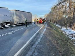 Poważny wypadek przed Zawadą. Zderzenie ciężarówki i osobówki