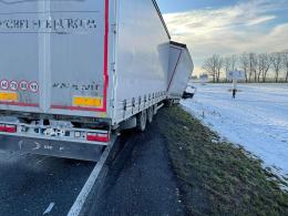 Poważny wypadek przed Zawadą. Zderzenie ciężarówki i osobówki