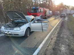 Policja bada przyczyny wypadku w Zawadzie. Kierowca Volkswagena prawdopodobnie pijany