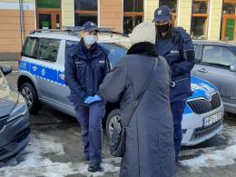 Odblaski od policjantów z okazji Dnia Babci i Dnia Babci
