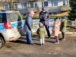 Odblaski od policjantów z okazji Dnia Babci i Dnia Babci