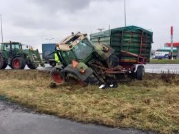 Kierujący ciągnikiem rolniczym wypadł z drogi. Kierowca ukarany mandatem