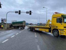 Kierujący ciągnikiem rolniczym wypadł z drogi. Kierowca ukarany mandatem