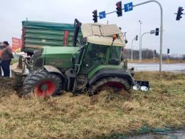 Kierujący ciągnikiem rolniczym wypadł z drogi. Kierowca ukarany mandatem