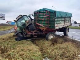 Kierujący ciągnikiem rolniczym wypadł z drogi. Kierowca ukarany mandatem