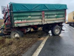 Kierujący ciągnikiem rolniczym wypadł z drogi. Kierowca ukarany mandatem