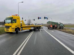 Kierujący ciągnikiem rolniczym wypadł z drogi. Kierowca ukarany mandatem