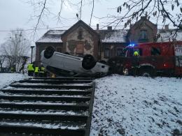 Kobieta wymusiła pierwszeństwo. Doszło do dachowania