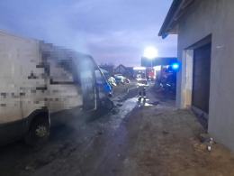 Właściciel chciał odśnieżyć auto. Bus stanął w płomieniach