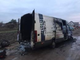 Właściciel chciał odśnieżyć auto. Bus stanął w płomieniach
