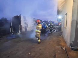 Właściciel chciał odśnieżyć auto. Bus stanął w płomieniach