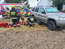 Mężczyzna naprawiał auto - nagle pojazd spadł z lewarka i przygniótł mężczyznę