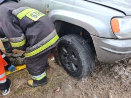 Mężczyzna naprawiał auto - nagle pojazd spadł z lewarka i przygniótł mężczyznę