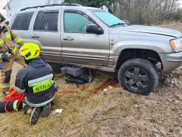 Mężczyzna naprawiał auto - nagle pojazd spadł z lewarka i przygniótł mężczyznę