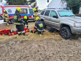 Mężczyzna naprawiał auto - nagle pojazd spadł z lewarka i przygniótł mężczyznę