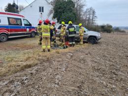 Mężczyzna naprawiał auto - nagle pojazd spadł z lewarka i przygniótł mężczyznę