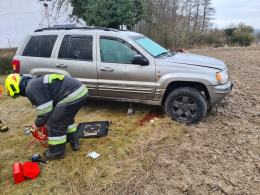 Mężczyzna naprawiał auto - nagle pojazd spadł z lewarka i przygniótł mężczyznę