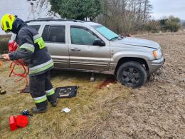 Mężczyzna naprawiał auto - nagle pojazd spadł z lewarka i przygniótł mężczyznę