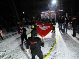 Przed Młodzieżowym Domem Kultury rozbłysło symboliczne "Światełko do nieba"