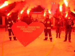 Przed Młodzieżowym Domem Kultury rozbłysło symboliczne "Światełko do nieba"