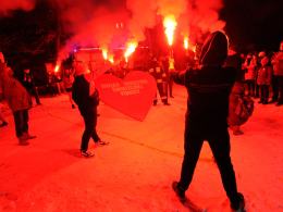 Przed Młodzieżowym Domem Kultury rozbłysło symboliczne "Światełko do nieba"