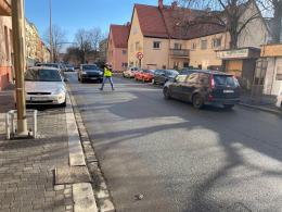 Mężczyzna w kamizelce "policja" zatrzymywał ruch na 1-Maja w Opolu. Szuka go policja