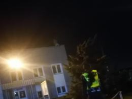 Mężczyzna skoczył z dachu biurowca. Strażacy zdążyli z pomocą