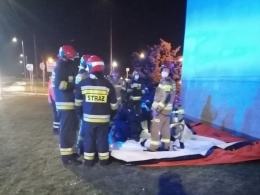 Mężczyzna skoczył z dachu biurowca. Strażacy zdążyli z pomocą