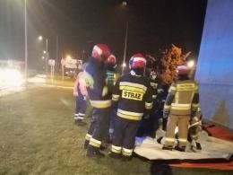 Mężczyzna skoczył z dachu biurowca. Strażacy zdążyli z pomocą