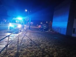 Mężczyzna skoczył z dachu biurowca. Strażacy zdążyli z pomocą