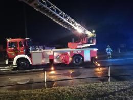 Mężczyzna skoczył z dachu biurowca. Strażacy zdążyli z pomocą