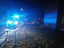 Mężczyzna skoczył z dachu biurowca. Strażacy zdążyli z pomocą