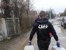 Tragiczne warunki zwierząt u gospodarza w Nysie. Martwe zwierzęta wyrzucał "za płot"