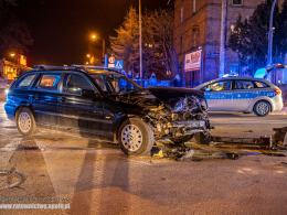 Zderzenie BMW i Skody w Kluczborku. Dwie osoby trafiły do szpitala