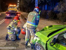 Zderzenie BMW i Skody w Kluczborku. Dwie osoby trafiły do szpitala