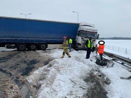 Samochód ciężarowy stanął w poprzek drogi blokując dwa pasy A4