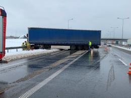 Samochód ciężarowy stanął w poprzek drogi blokując dwa pasy A4