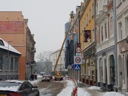 Strażacy przypominają o odśnieżaniu dachów i usuwaniu z nich lodowych sopli