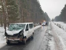 Od rana służby pomagają kierowcom. Jest bardzo ślisko!