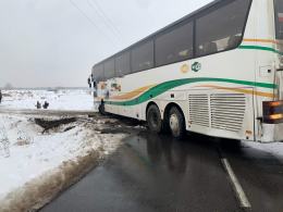 Autobus nie zmieścił się pod wiaduktem. Zawracając ugrzązł w rowie