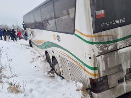 Autobus nie zmieścił się pod wiaduktem. Zawracając ugrzązł w rowie